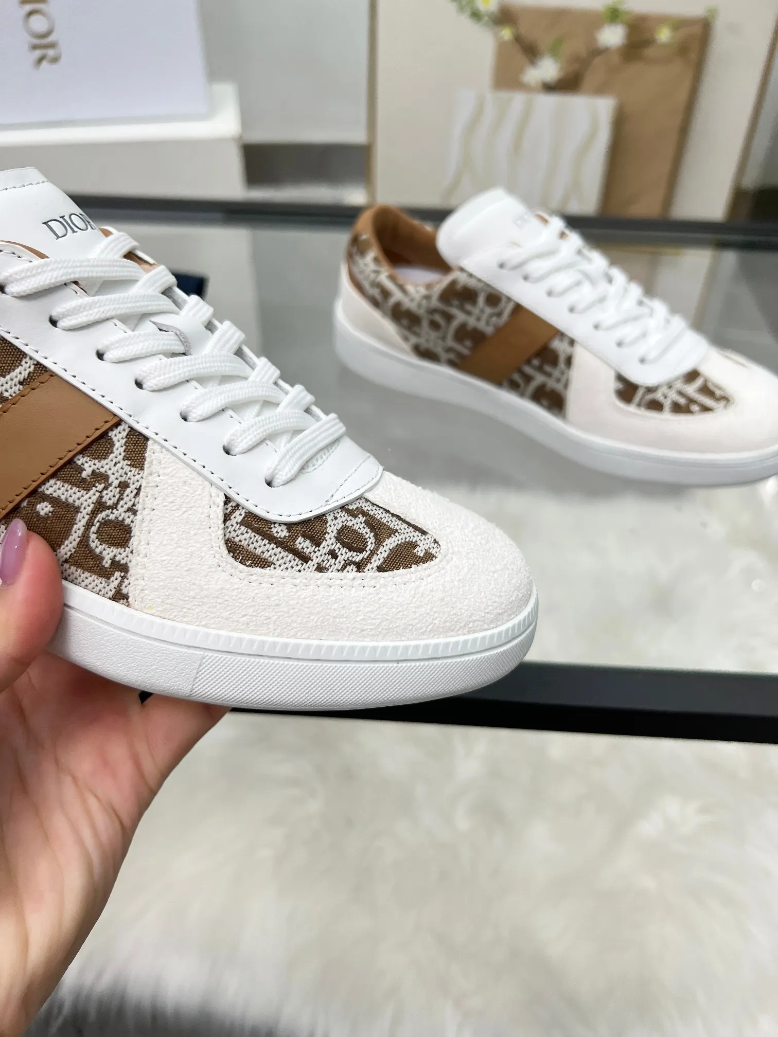 👟👟Ex-factory price 460👟👟Male size +10 correct✅ version. 𝐃𝐢𝐨𝐫 𝟮𝟱𝐏𝐫𝐞-𝐅𝐚𝐥𝐥 𝐁𝐞𝐫𝐥𝐢𝐧 𝟬𝟭 Dior B01 couple casual moral training shoes white shoes sneakers late 90s fashion brand Maison Margiela purchased GAT in large quantities and gave them a makeover. This shoe type of De Xun officially started its fashion journey. Original: Top layer of cowhide, cowhide lining, original outsole Size: 35-45 (40 for women, 45 for men, custom made, non-refundable)